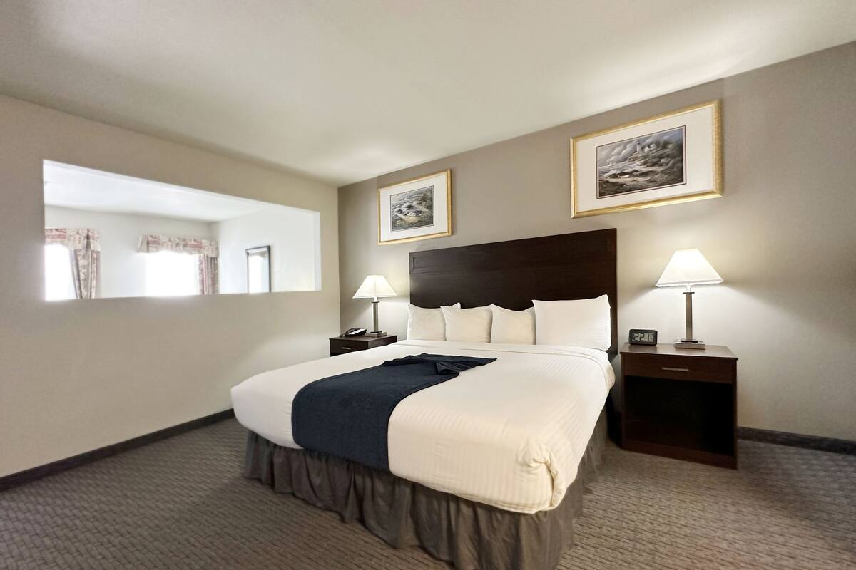 King Suite with Partial Ocean View | Skrivebord, strykejern/-brett, wi-fi (inkludert) og sengetøy