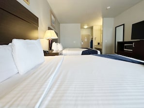Queen Room with Two Queen Beds | Schreibtisch, Bügeleisen/Bügelbrett, kostenloses WLAN, Bettwäsche
