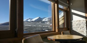 Mountain View 1 King Guestroom | View from room