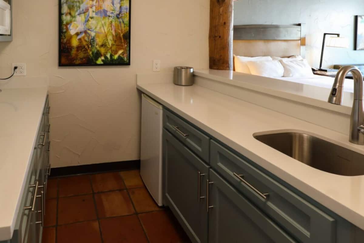 suite mountain view, 1 king suite | private kitchen | mini-fridge, microwave, coffee/tea maker