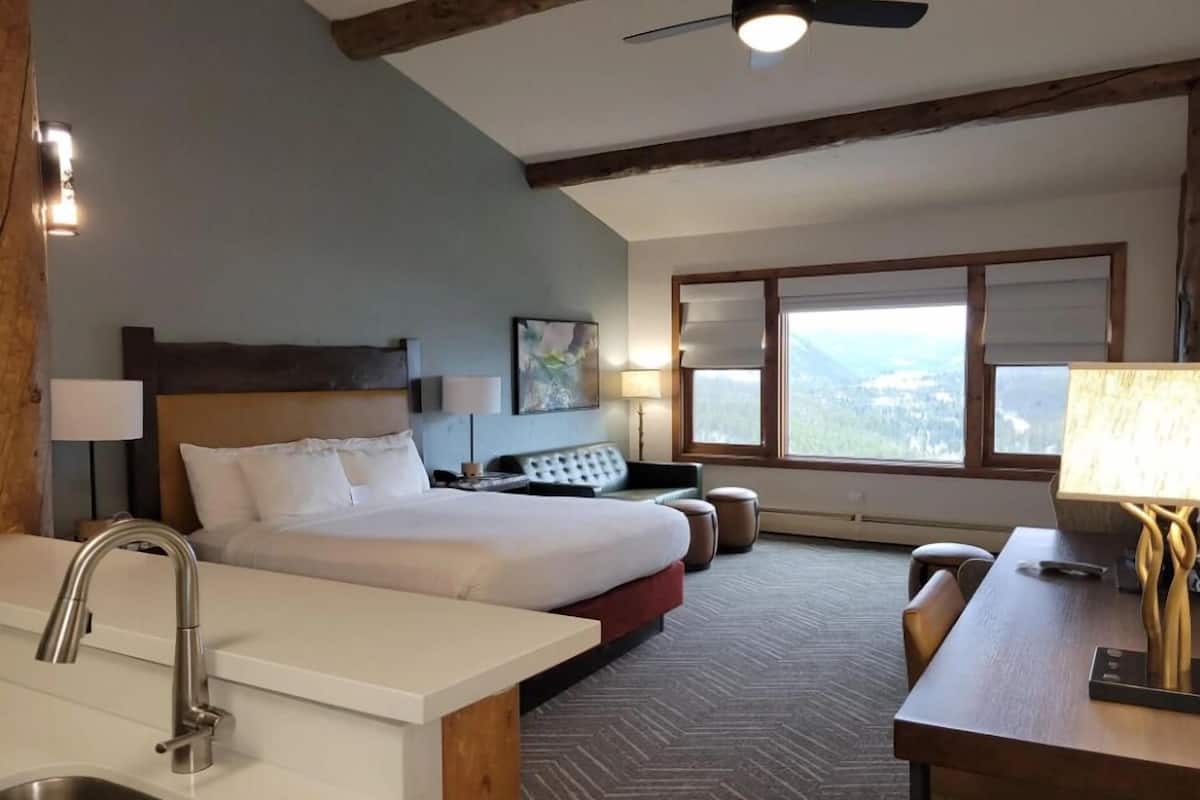 Suite Mountain View, 1 King Suite | 熨斗/熨衣板、免费婴儿床、折叠床/加床(额外收费)、床单