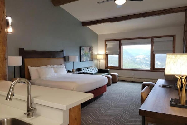 Suite Mountain View, 1 King Suite | Setrika/meja setrika dan tempat tidur bayi gratis