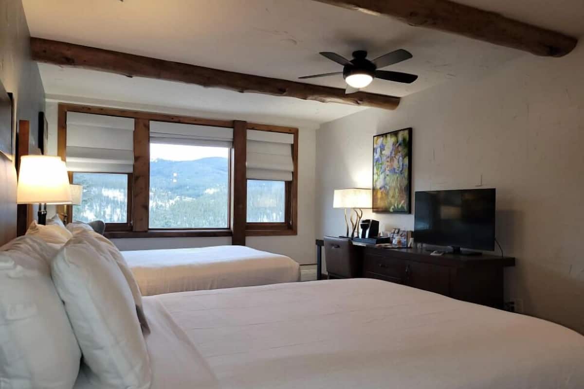 mountain view 2 queens guestroom | iron/ironing board, free cots/infant beds, rollaway beds, bed sheets