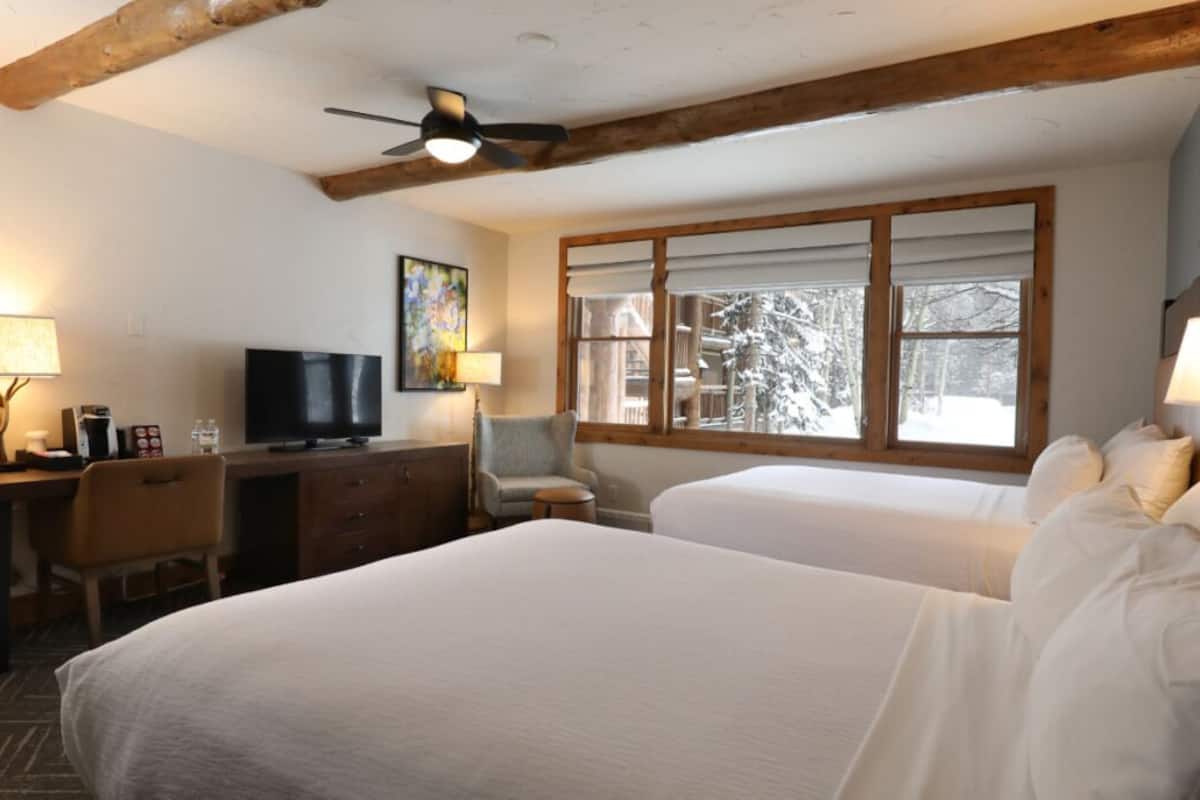 lodge 2 queens guestroom | iron/ironing board, free cots/infant beds, rollaway beds, bed sheets