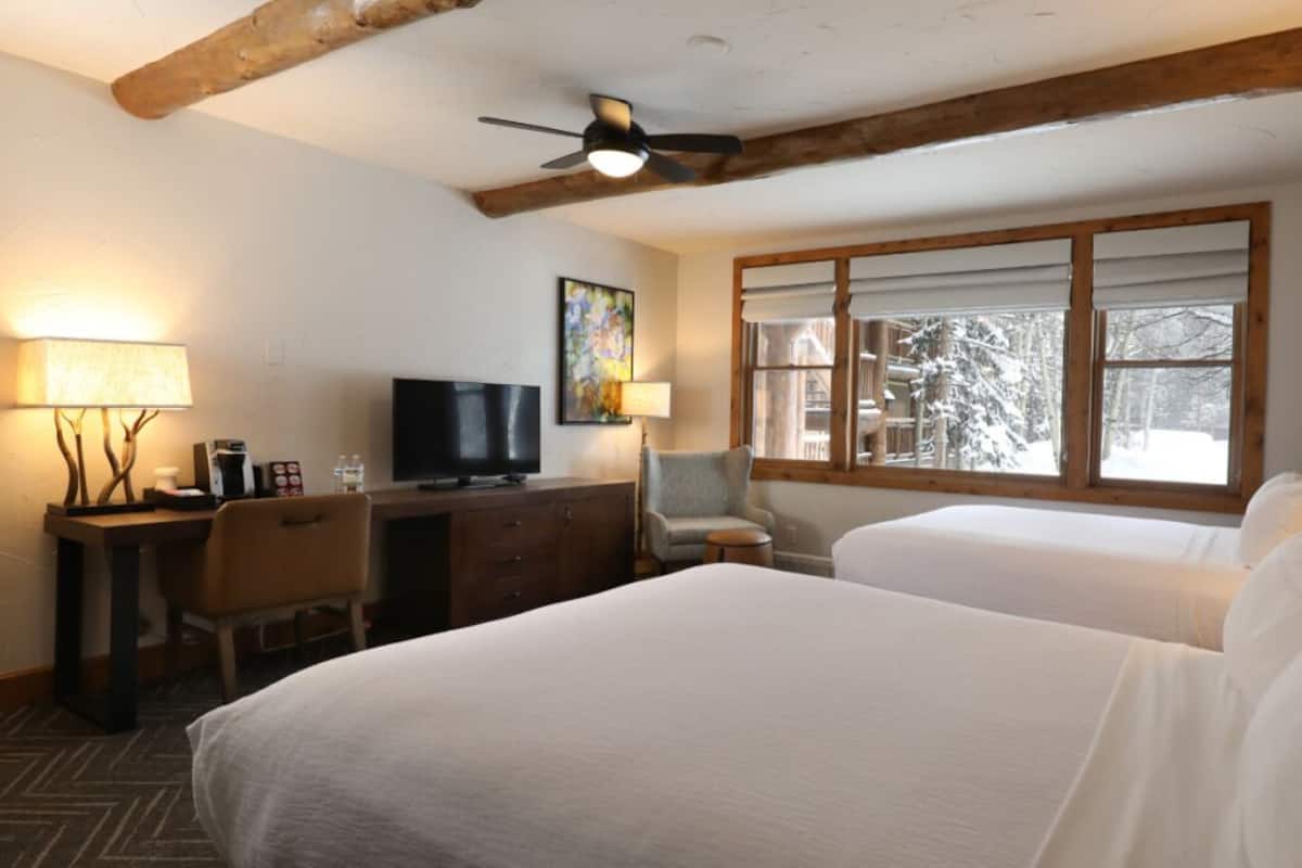 Lodge 2 Queens Guestroom | 熨斗/熨衣板、免费婴儿床、折叠床/加床(额外收费)、床单