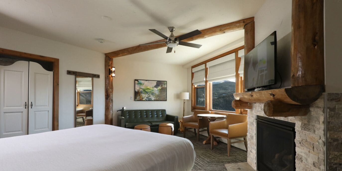 Mountain View 1 King Guestroom | Área de estar | TV de tela plana 32 polegadas com canais a cabo, TV