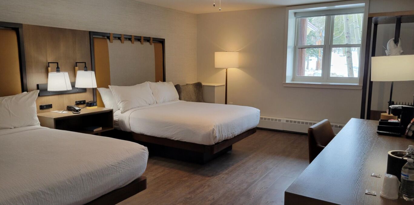 lodge 2 queens guestroom | iron/ironing board, free cots/infant beds, rollaway beds, bed sheets