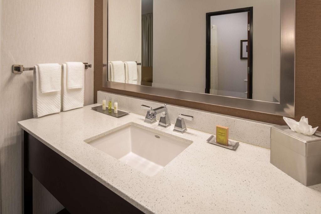 Bathroom | Combined shower/tub, free toiletries, hair dryer, bathrobes