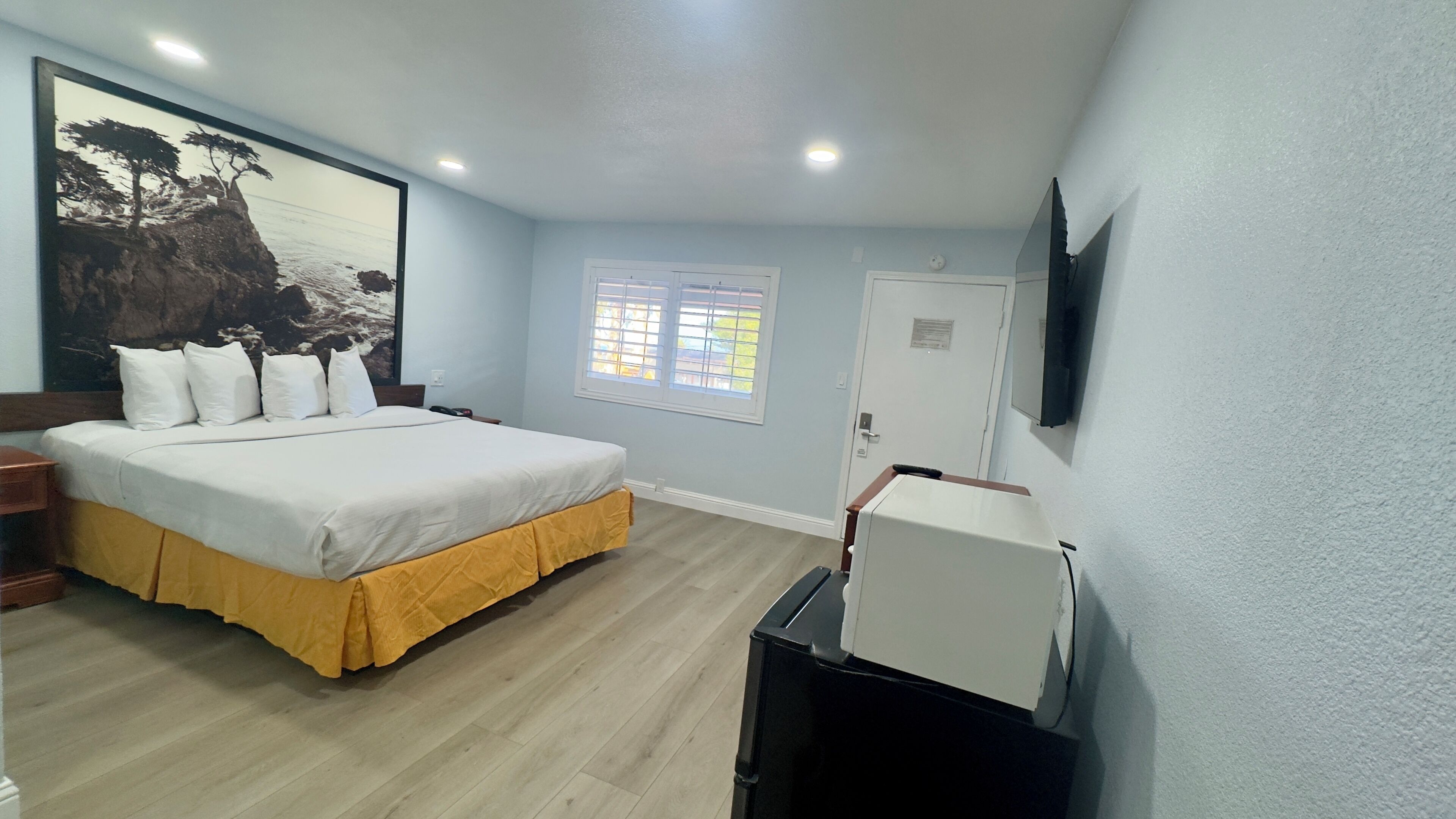 Standaard kamer, 1 kingsize bed | Een bureau, geluiddichte muren, een strijkplank/strijkijzer, gratis wifi