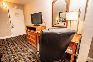 Schreibtisch, schallisolierte Zimmer, Bügeleisen/Bügelbrett
