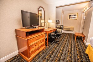Schreibtisch, schallisolierte Zimmer, Bügeleisen/Bügelbrett
