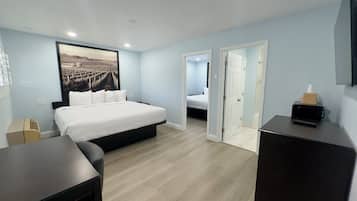 Suite, 2 slaapkamers | Een bureau, geluiddichte muren, een strijkplank/strijkijzer, gratis wifi