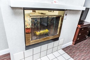 Habitación estándar, 1 cama de matrimonio grande, chimenea | Escritorio, sistema de insonorización, tabla de planchar con plancha