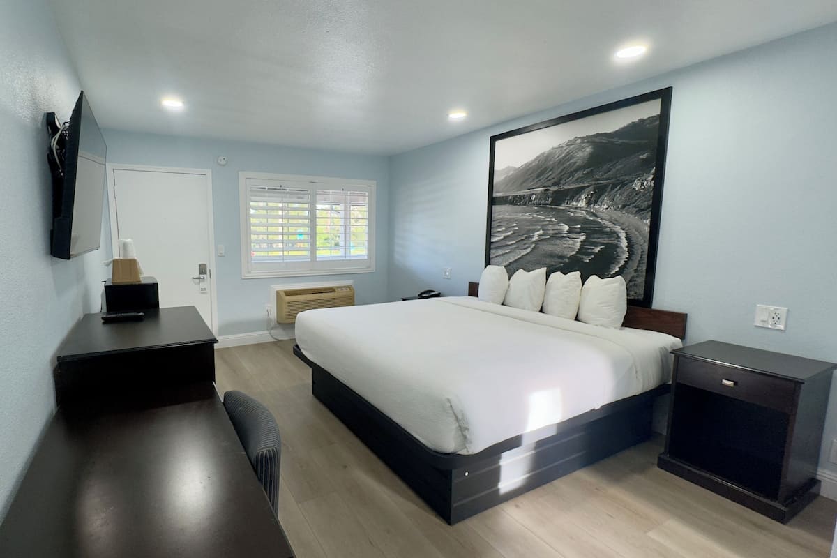 Standard Room, 1 King Bed | Desk, soundproofing, iron/ironing board, free WiFi