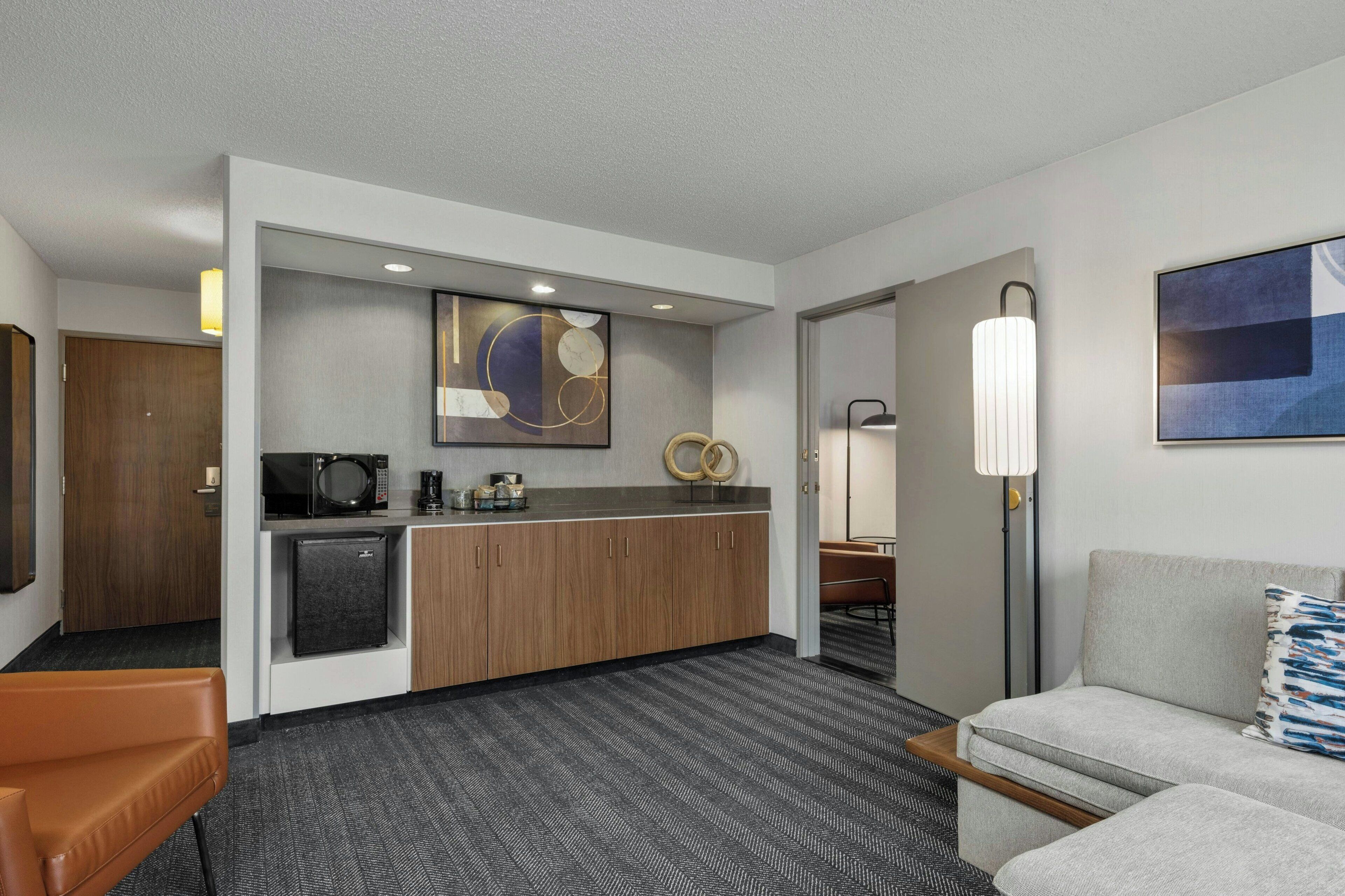 suite, 1 bedroom | living room | flat-screen tv, pay films