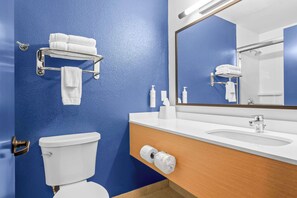 Room, 1 King Bed | Bathroom | Free toiletries, hair dryer, towels, soap - Spark by Hilton Modesto (Modesto)