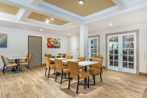 朝食 (ビュッフェ)、毎日提供 (無料)