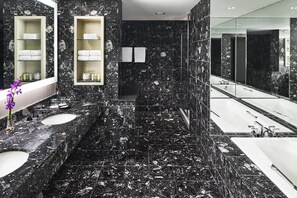 ฝักบัวในอ่างอาบน้ำ, เรนชาวเวอร์, ของใช้ในห้องน้ำฟรี, ไดร์เป่าผม