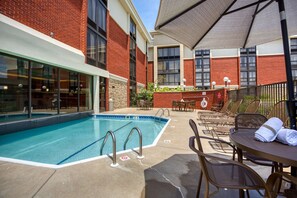 Una piscina cubierta, una piscina al aire libre