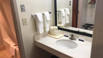 Produtos de toalete grátis, secador de cabelo, toalhas de banho