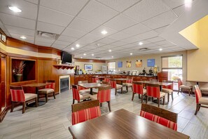 Free continental breakfast on weekdays - Comfort Inn Indianapolis North - Carmel (Indianapolis)
