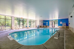 Indoor pool, sun loungers