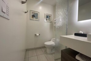 Deluxe Suite, 2 Queen Beds, Non Smoking | Bathroom | Combined shower/tub, free toiletries, hair dryer, towels