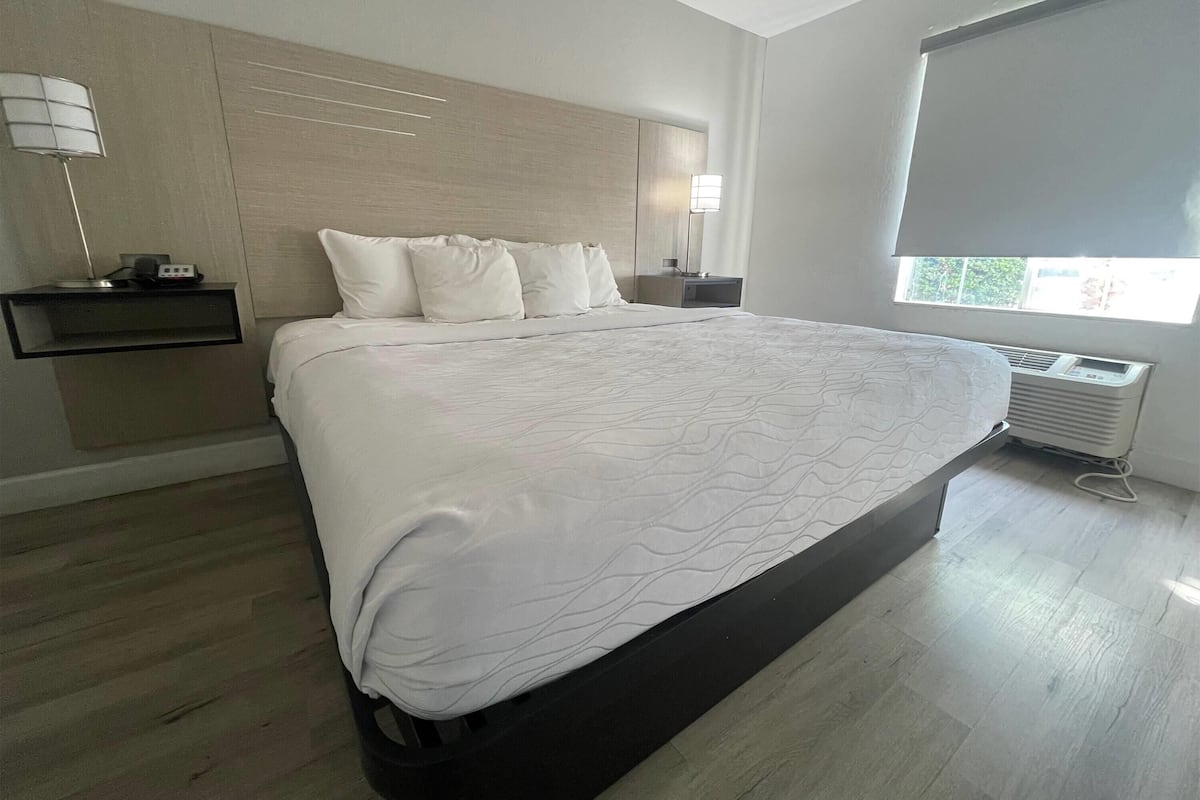 Suite, 1 Bedroom, Mobility Accessible, Non Smoking | 1 bedroom, premium bedding, down comforters, pillowtop beds