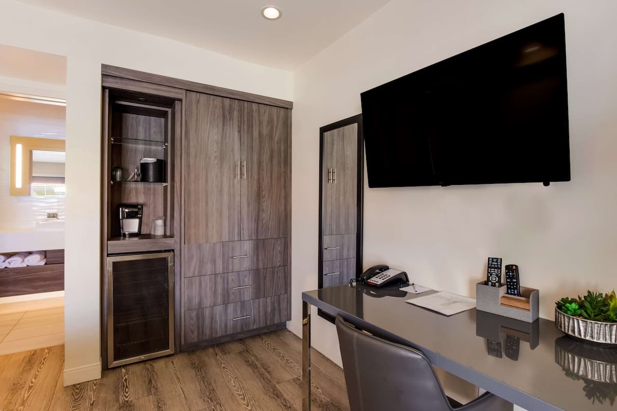 1 bedroom, premium bedding, down comforters, pillowtop beds