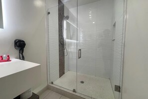 Deluxe Suite, 2 Queen Beds, Non Smoking | Bathroom | Combined shower/tub, free toiletries, hair dryer, towels