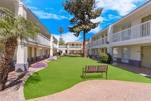 Courtyard - Baymont Inn & Suites by Wyndham Tempe University/Phoenix (Tempe)