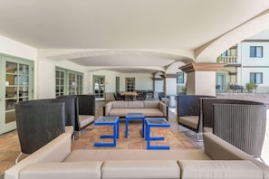 Piscine extérieure, parasols, chaises longues
