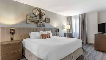 Suite, 1 King Bed, Living Room, Wet Bar, Non-Smoking | 1 bedroom, premium bedding, pillow-top beds, minibar