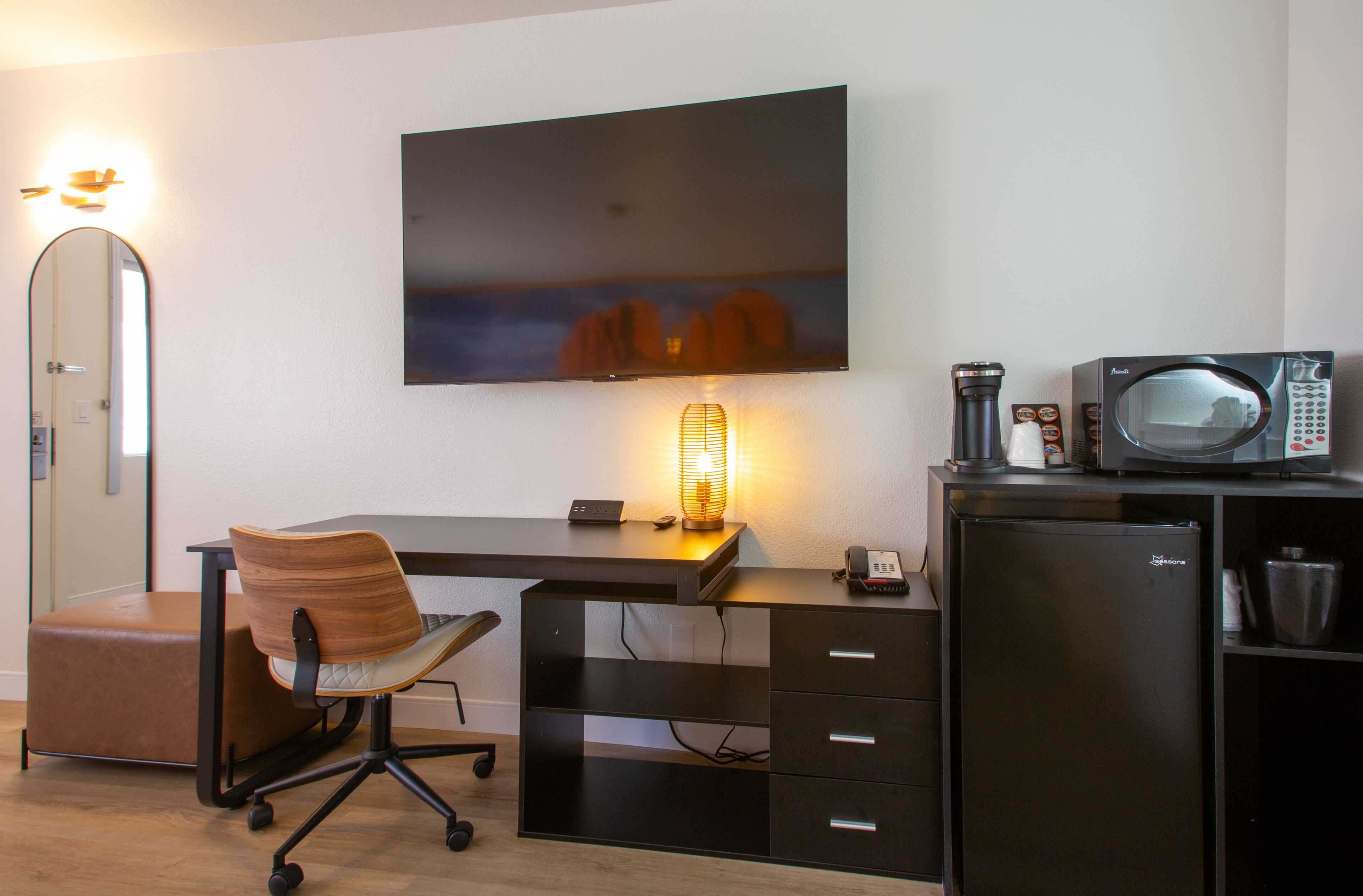 room, 1 king bed, accessible | mini fridge