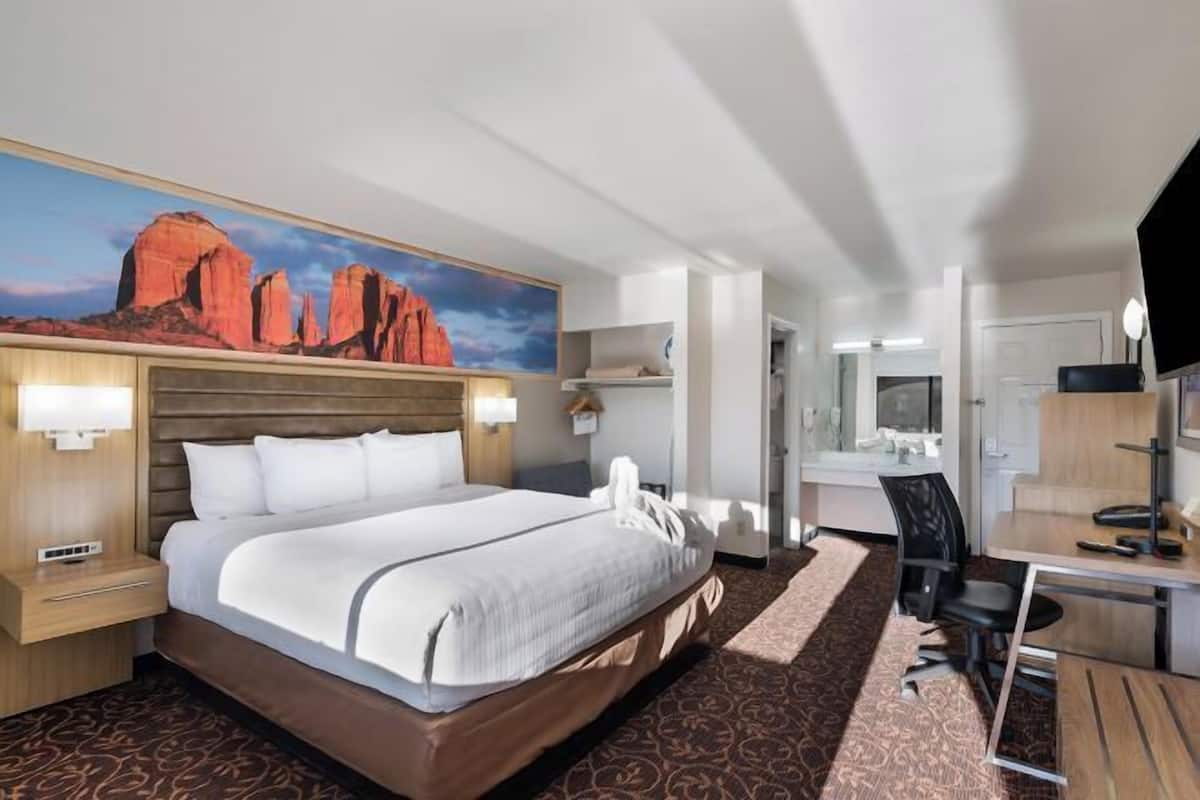 Hochwertige Bettwaren, Schreibtisch, BĂŒgeleisen/BĂŒgelbrett