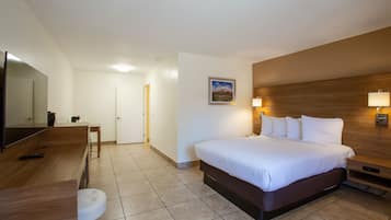 Room, 1 King Bed, Accessible | Ropa de cama de alta calidad y escritorio