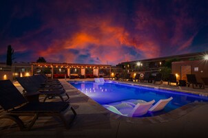 Una piscina al aire libre