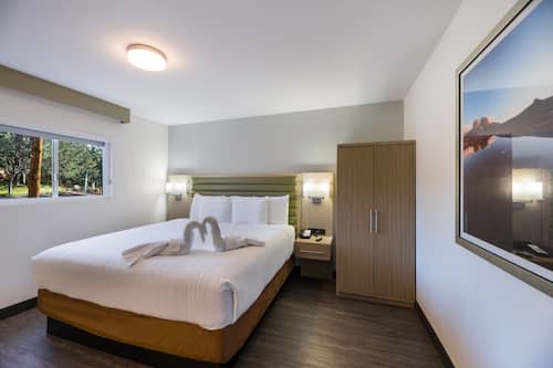 Premium Suite, Mountain View | Premium bedding, desk, iron/ironing board, free WiFi