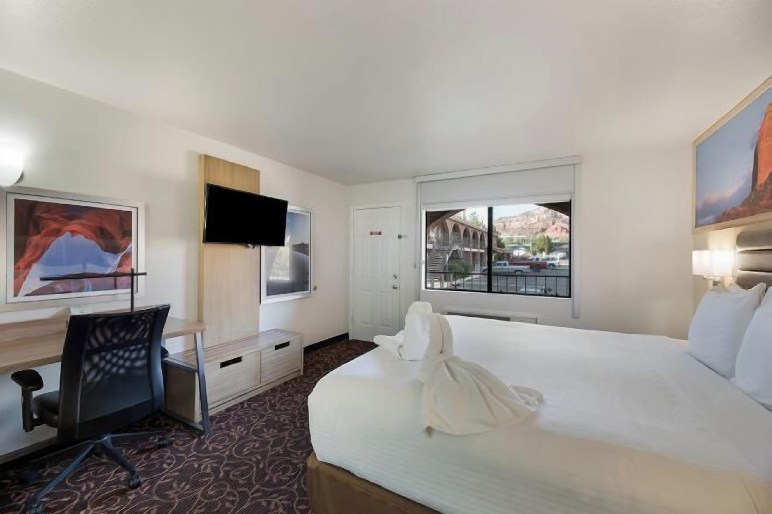 Sängtillbehör av högsta kvalitet, skrivbord och strykjärn/strykbräda