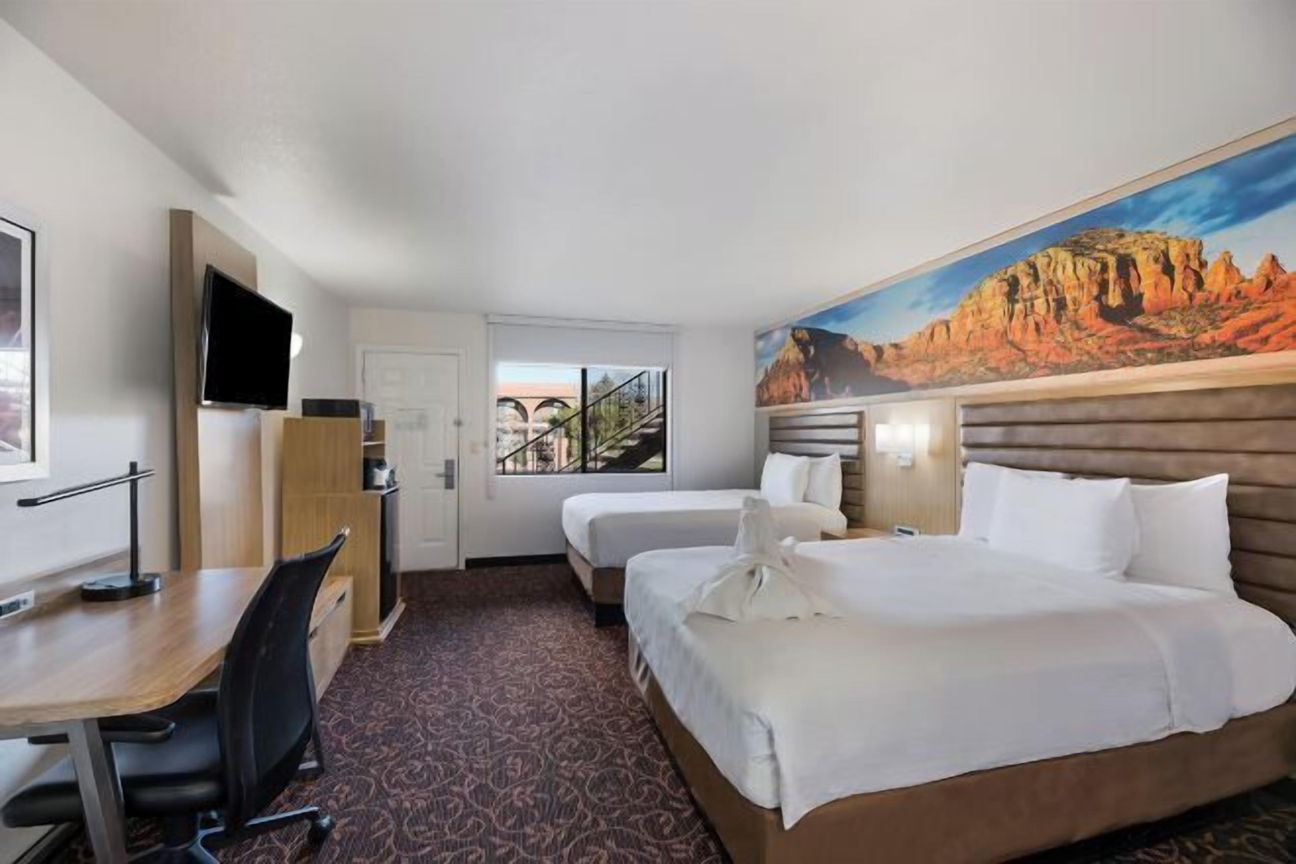 Sängtillbehör av högsta kvalitet, skrivbord och strykjärn/strykbräda