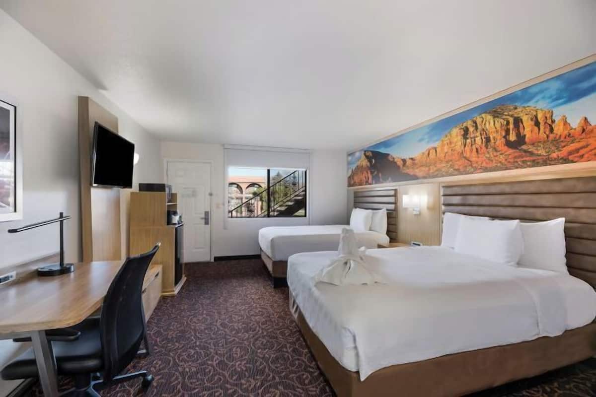 Hochwertige Bettwaren, Schreibtisch, BĂŒgeleisen/BĂŒgelbrett