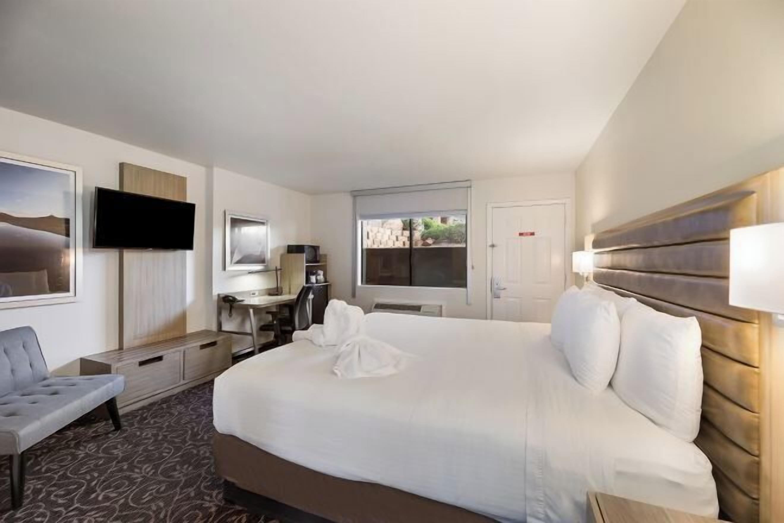 Sängtillbehör av högsta kvalitet, skrivbord och strykjärn/strykbräda