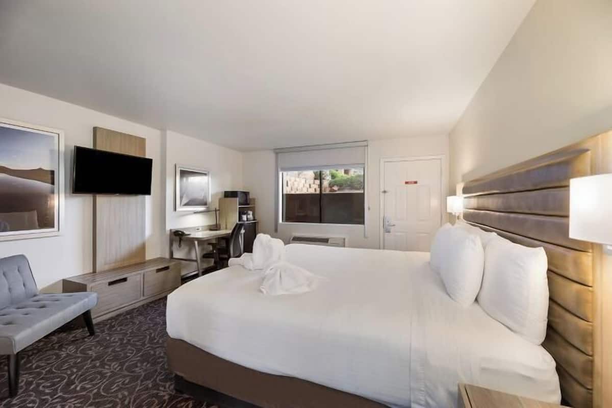 Hochwertige Bettwaren, Schreibtisch, BĂŒgeleisen/BĂŒgelbrett