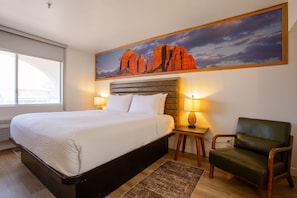Room, 1 King Bed, Accessible | 高档床上用品、办公桌、熨斗/熨衣板、免费 WiFi