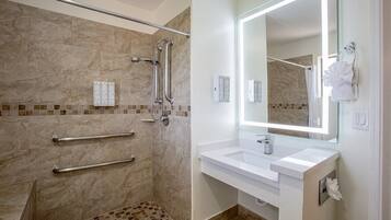Room, 1 King Bed, Accessible | Asiento portátil para regadera