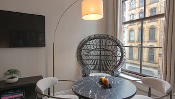 Suite, 1 King Bed with Sofa bed (Frederick) | Living area
