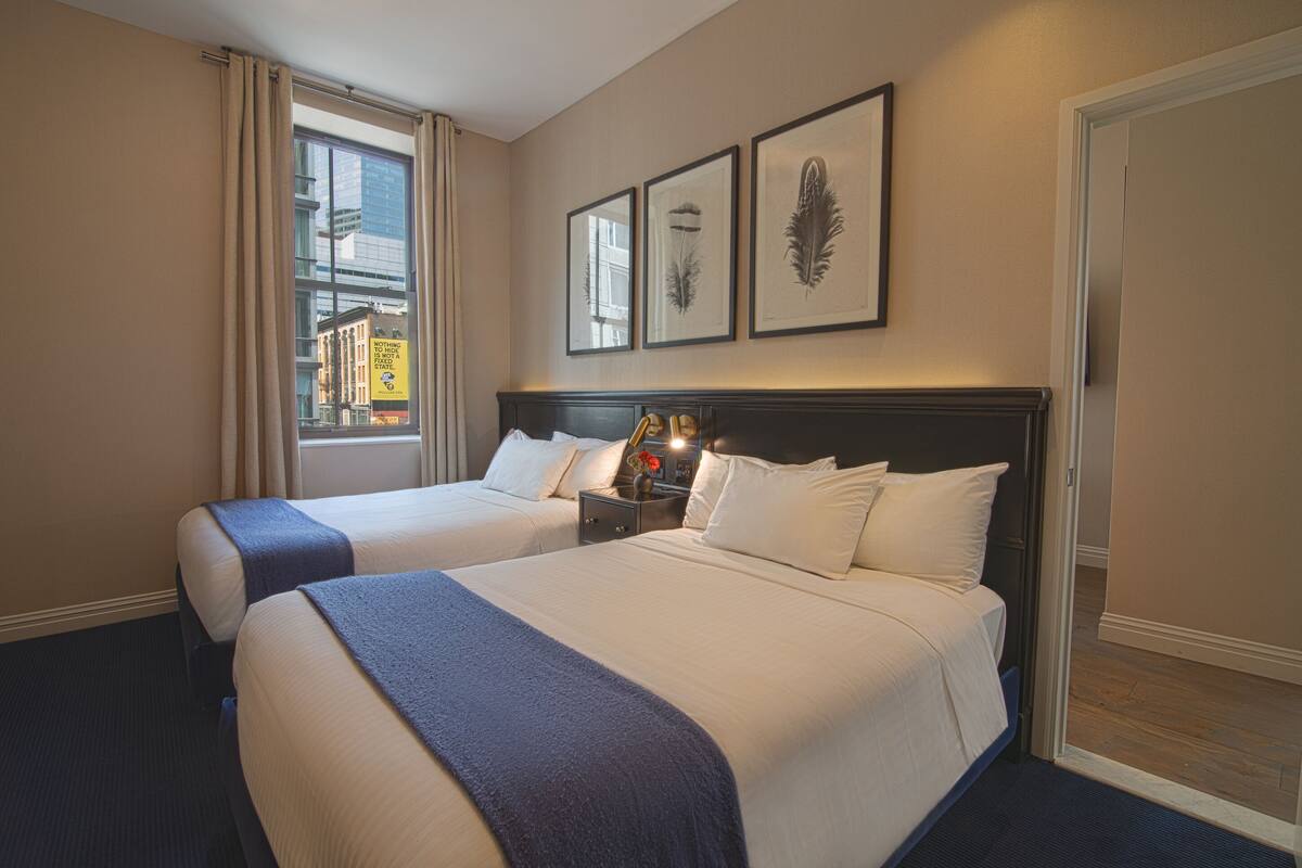 Suite, 2 Full Beds with Sofa Bed (Tribeca) | 이탈리아 프레떼 시트, 저자극성 침구, 오리/거위털 이불, 필로우탑 침대
