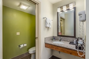 Chambre Standard, 1 grand lit, non-fumeurs | Lavabo de la salle de bain