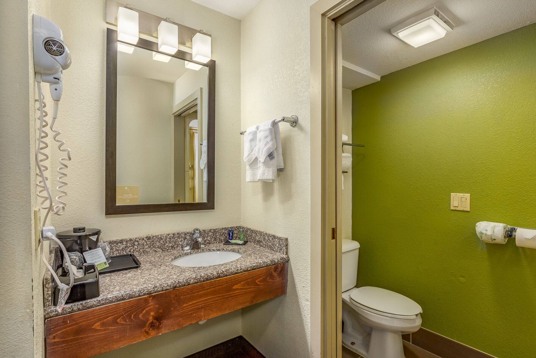 standard room, 1 king bed, non smoking | bathroom | free toiletries, hair dryer, towels