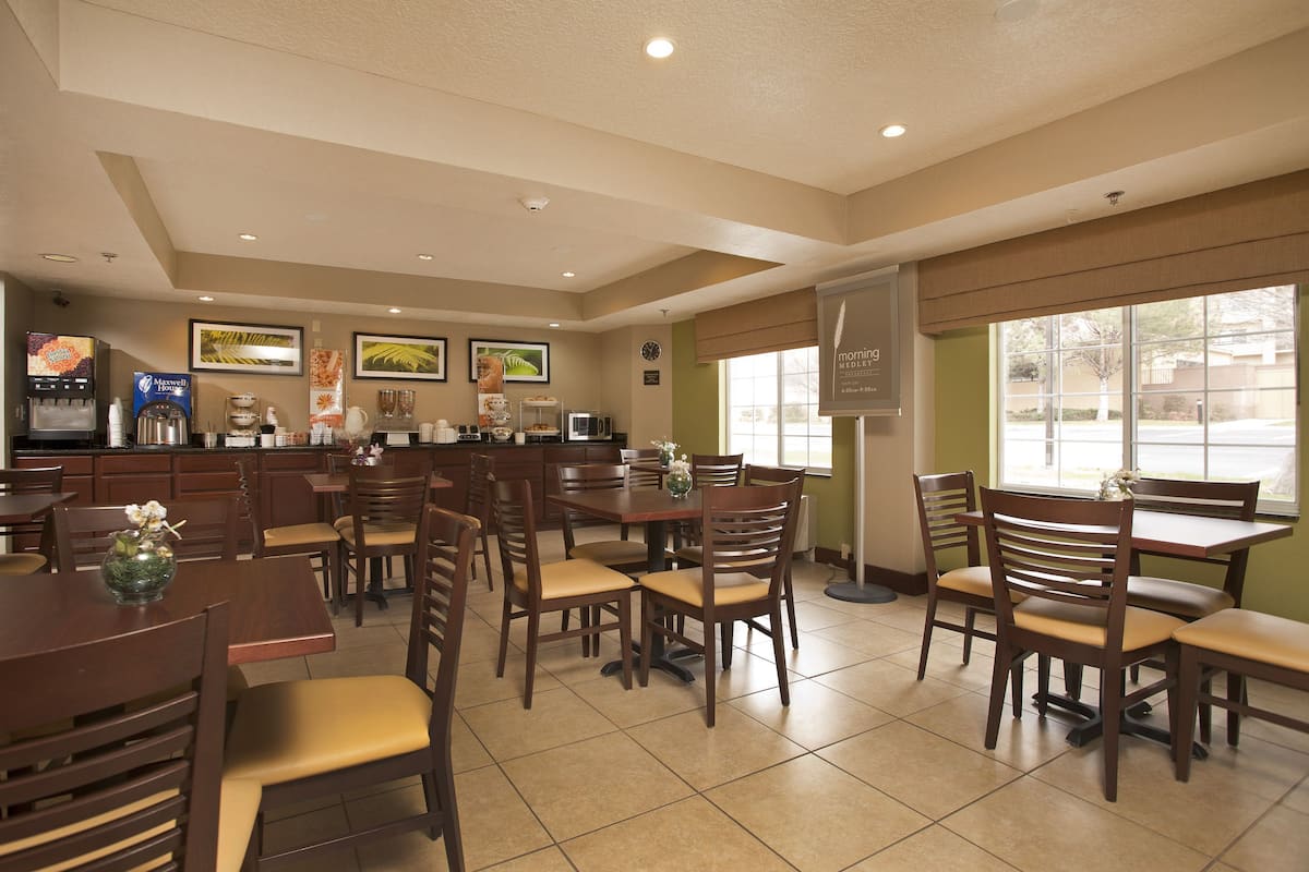 free daily cooked-to-order breakfast